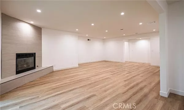 Woodland Hills (los Angeles), CA 91364,22257 Macfarlane Drive