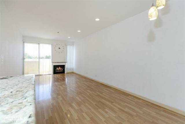 Reseda (los Angeles), CA 91335,19350 Sherman Way #114