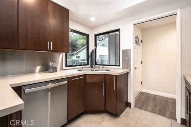 Woodland Hills (los Angeles), CA 91364,22385 Macfarlane Drive