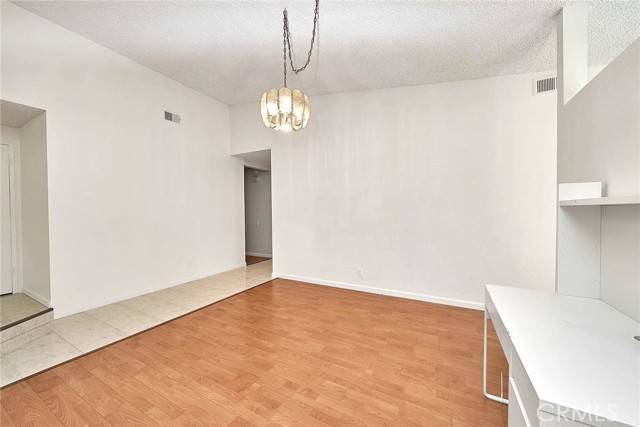 Chatsworth (los Angeles), CA 91311,20407 Lemarsh Street