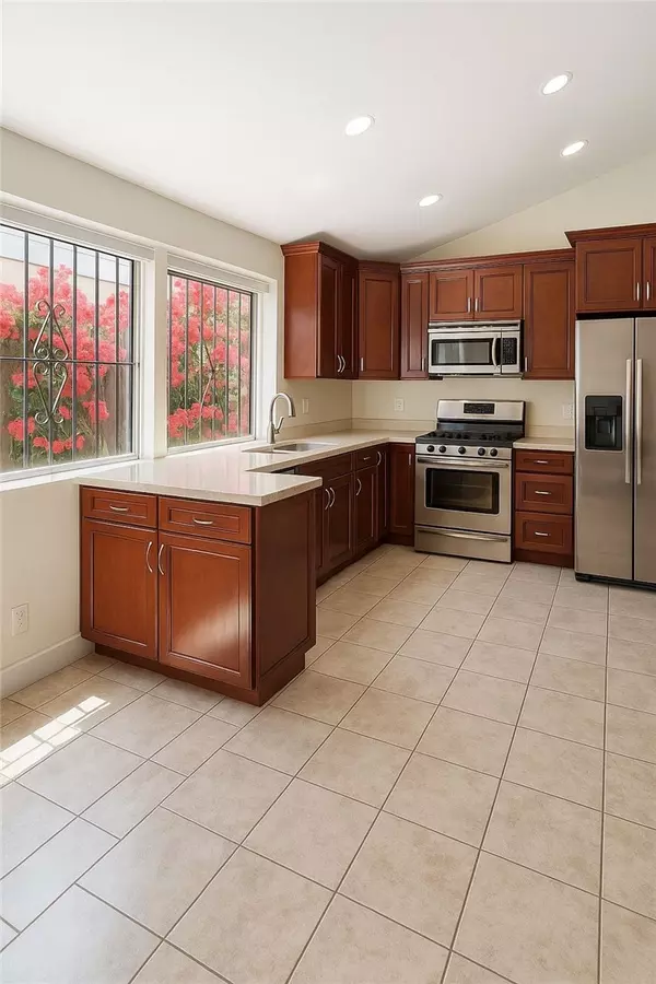 Encino (los Angeles), CA 91316,5461 Newcastle Avenue #14