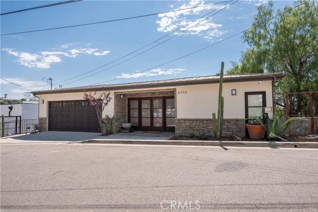 Los Angeles, CA 90068,6432 Weidlake Drive
