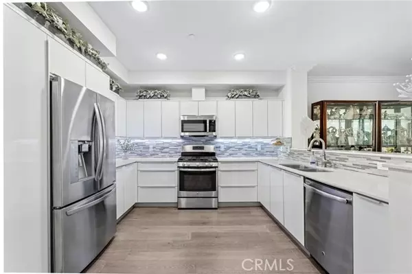 Valley Village, CA 91607,5253 Vantage Avenue #202