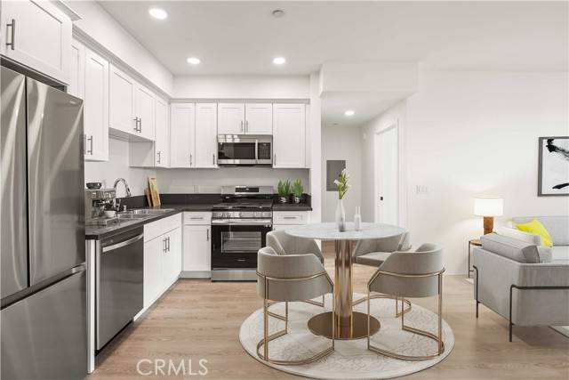 North Hollywood (los Angeles), CA 91606,11714 Archwood Street #305