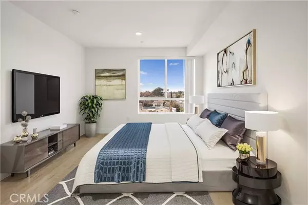 North Hollywood (los Angeles), CA 91606,11714 Archwood Street #305
