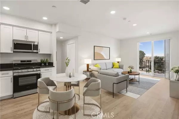 North Hollywood (los Angeles), CA 91606,11714 Archwood Street #305