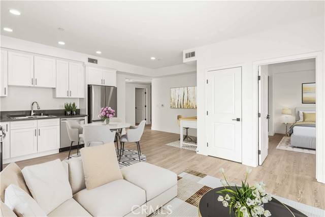 North Hollywood (los Angeles), CA 91606,11714 Archwood Street #306
