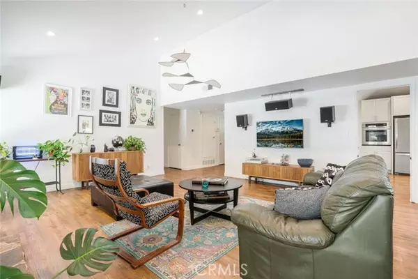 Woodland Hills (los Angeles), CA 91367,24101 Philiprimm Street
