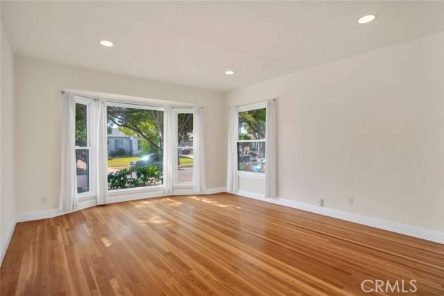 Los Angeles, CA 91406,6614 Forbes Avenue