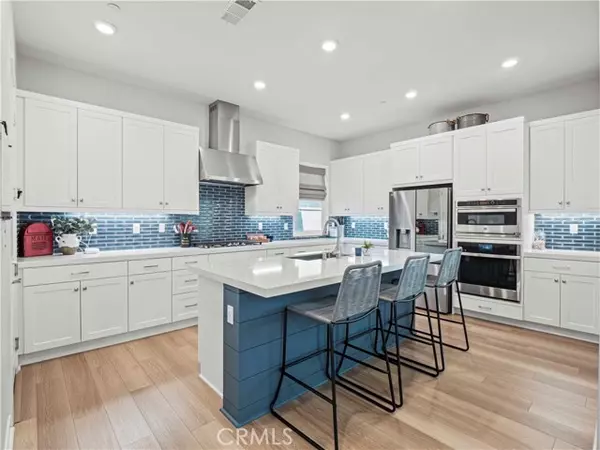 Valencia (santa Clarita), CA 91381,27717 Knoll View Place