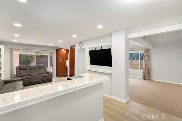 Northridge (los Angeles), CA 91324,8303 Topeka Drive