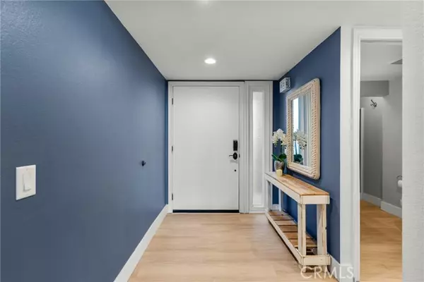 Valencia (santa Clarita), CA 91355,23121 Yvette Lane