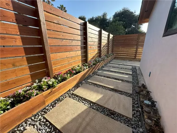 Los Angeles, CA 91406,6701 Andasol Avenue