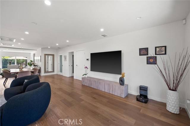 Encino (los Angeles), CA 91316,17642 Calvert Street