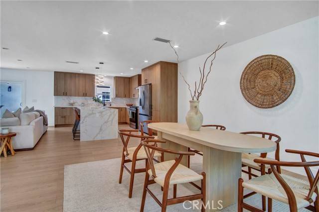 Tarzana (los Angeles), CA 91335,18406 Jovan Street