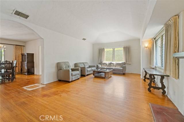 North Hollywood (los Angeles), CA 91602,11039 Blix Street