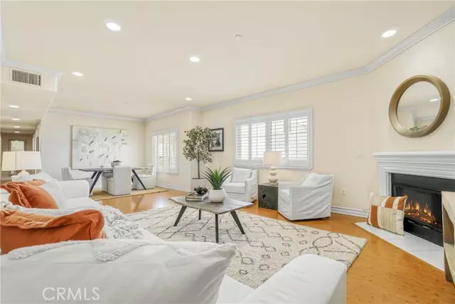 Los Angeles, CA 90049,11923 Darlington Avenue #302