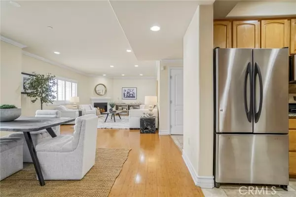 Los Angeles, CA 90049,11923 Darlington Avenue #302