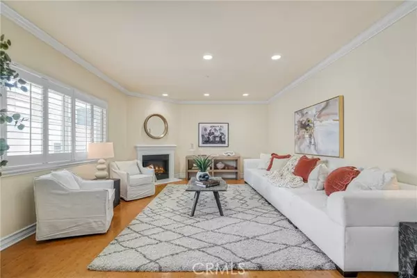 Los Angeles, CA 90049,11923 Darlington Avenue #302