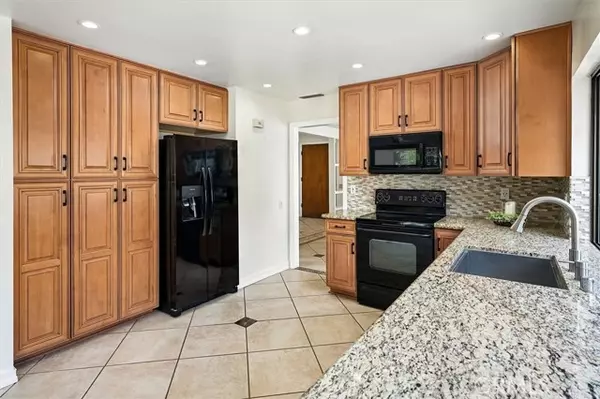 Valencia (santa Clarita), CA 91355,25208 Via Sistine