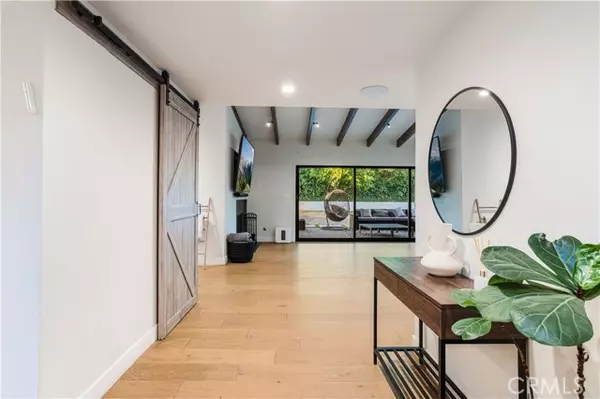 Woodland Hills (los Angeles), CA 91367,22410 Collins Street