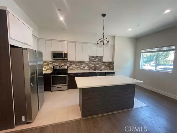 Los Angeles, CA 91406,6445 Woodley Avenue #101