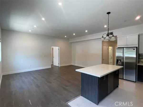 Los Angeles, CA 91406,6445 Woodley Avenue #101