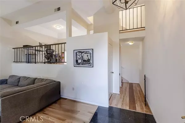 Tarzana (los Angeles), CA 91356,18843 Hatteras Street #2