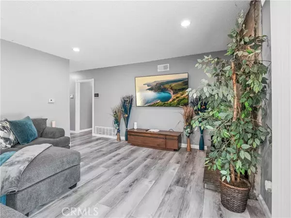 Pacoima (los Angeles), CA 91331,12326 Glamis Street