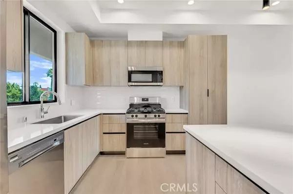 West Hollywood, CA 90046,848 N. Hayworth #203
