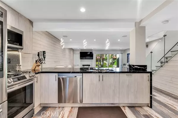 Woodland Hills (los Angeles), CA 91367,21551 Burbank # 114 Boulevard