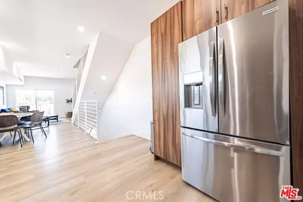 North Hollywood (los Angeles), CA 91601,5637 Klump Avenue