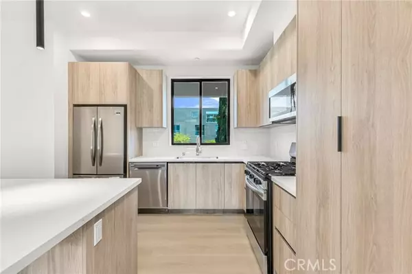 West Hollywood, CA 90046,848 N. Hayworth #201