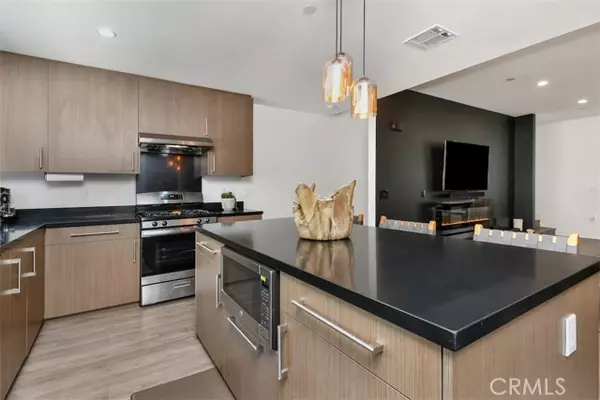 North Hollywood (los Angeles), CA 91601,10861 Hartsook Street