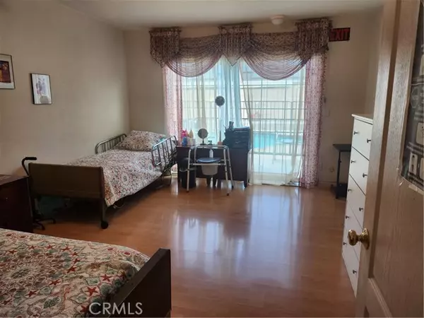 Northridge (los Angeles), CA 91324,18725 Schoenborn Street