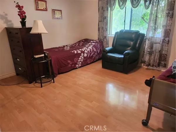 Northridge (los Angeles), CA 91324,18725 Schoenborn Street