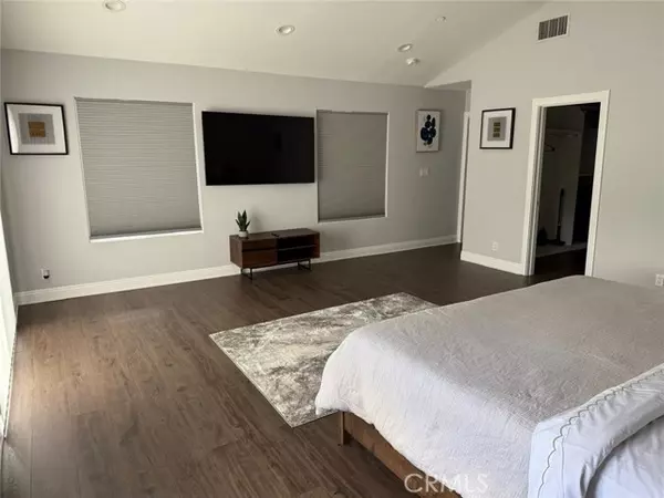 Woodland Hills (los Angeles), CA 91364,22237 Buena Ventura Street #2