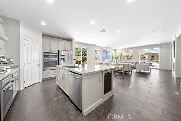 Valencia (santa Clarita), CA 91354,28648 Iron Village Drive