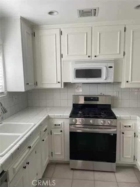 Woodland Hills (los Angeles), CA 91367,23832 Calvert Street