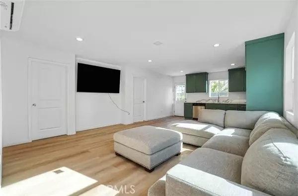 Panorama City (los Angeles), CA 91402,14320 Osborne Street