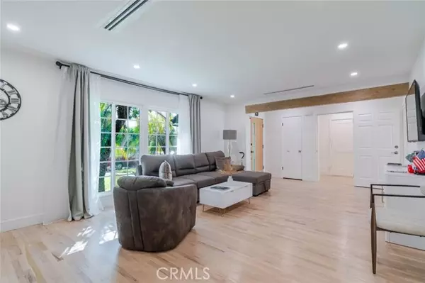 Van Nuys (los Angeles), CA 91405,7459 Sylmar Avenue