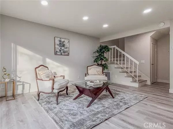 North Hollywood (los Angeles), CA 91605,12302 Runnymede Street #4