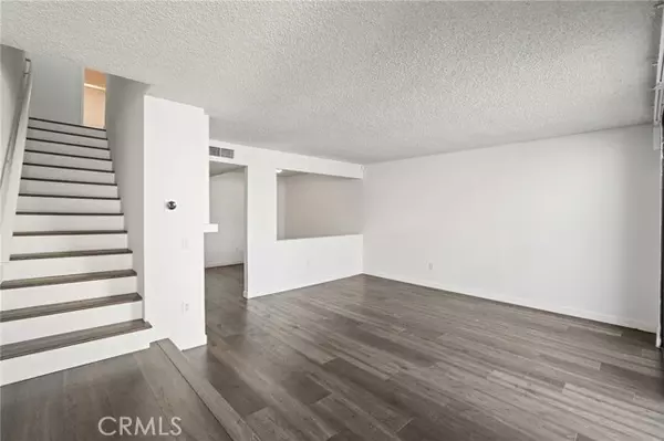 Woodland Hills (los Angeles), CA 91303,22038 Vanowen St. #215