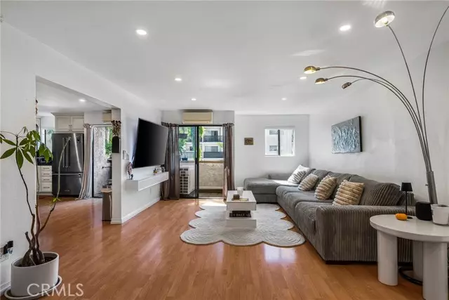 Tarzana (los Angeles), CA 91356,18530 Hatteras Street #213