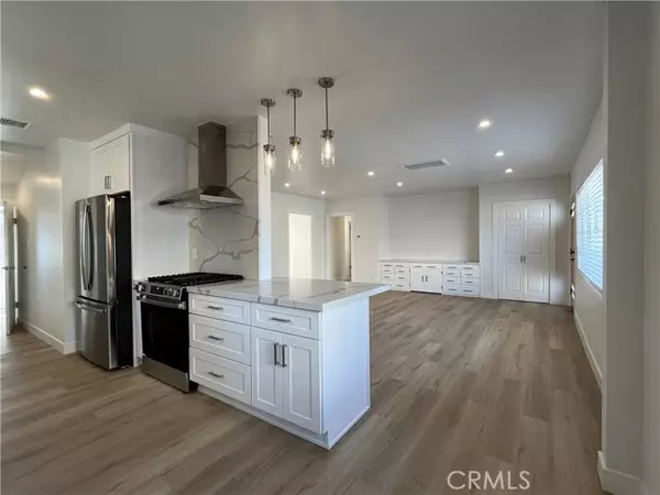 Valley Village, CA 91607,5609 Radford