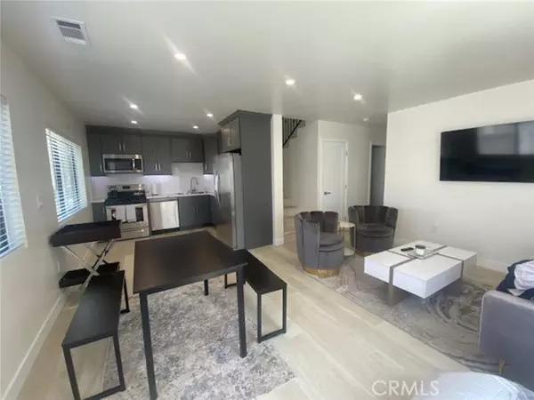 North Hollywood (los Angeles), CA 91606,6059 Riverton Avenue