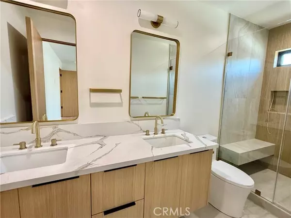 Canoga Park (los Angeles), CA 91303,22130 Gault Street