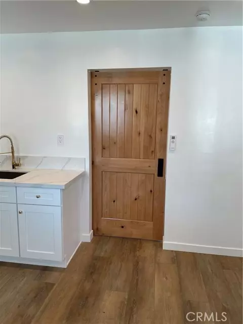 Woodland Hills (los Angeles), CA 91367,24306 Victory #1/2