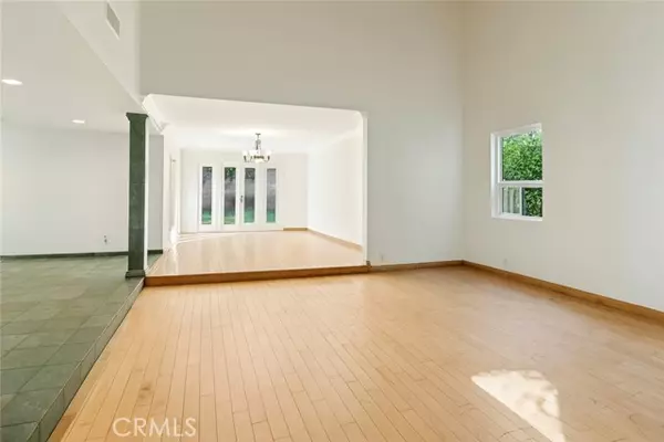 Valley Village, CA 91607,5960 Wilkinson