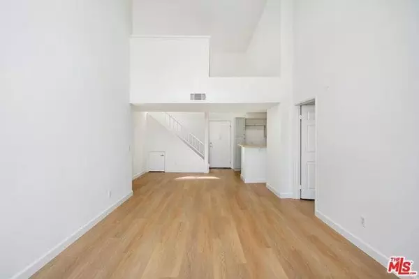 Woodland Hills (los Angeles), CA 91367,5565 Canoga #301